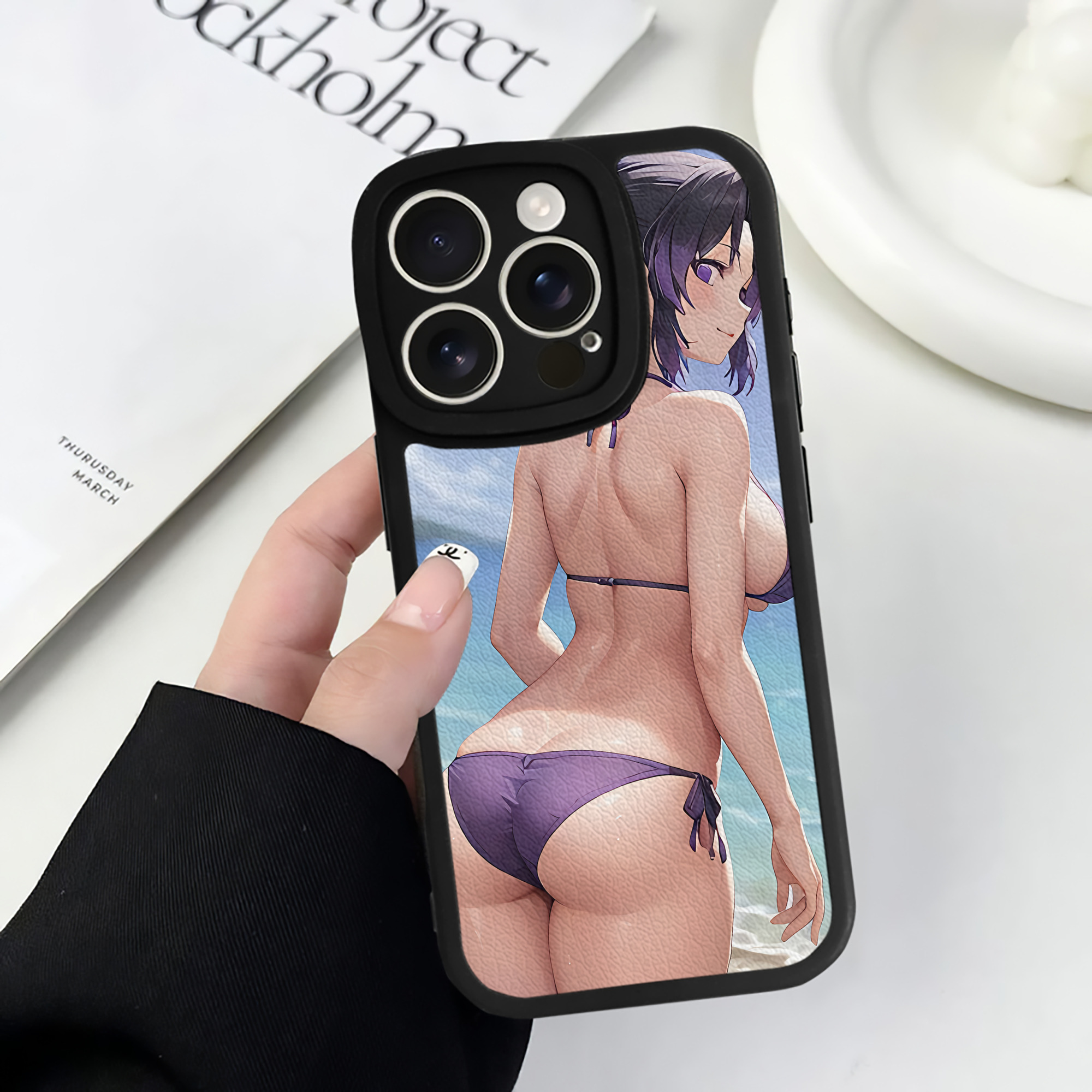 （画像用） 鬼滅の刃（きめつのやいば）蟲柱-胡蝶 しのぶ／こちょう しのぶ Kochou Shinobu 【iPhone 16シリーズ対応】シリコンスマホケース（レザー調） 材質：シリコン
